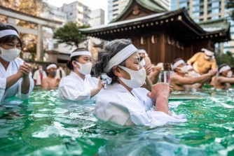 Thú vị nghi lễ tắm nước đá lấy may đầu năm mới ở Nhật Bản