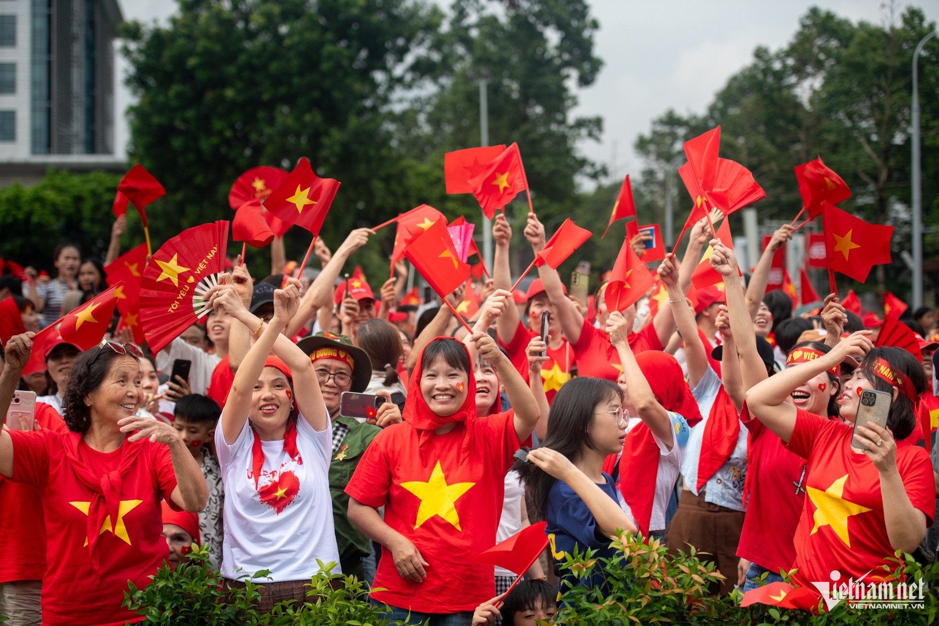 Tặng 100.000 đồng cho toàn dân ăn Tết Độc lập và bài kiểm tra về quản trị công