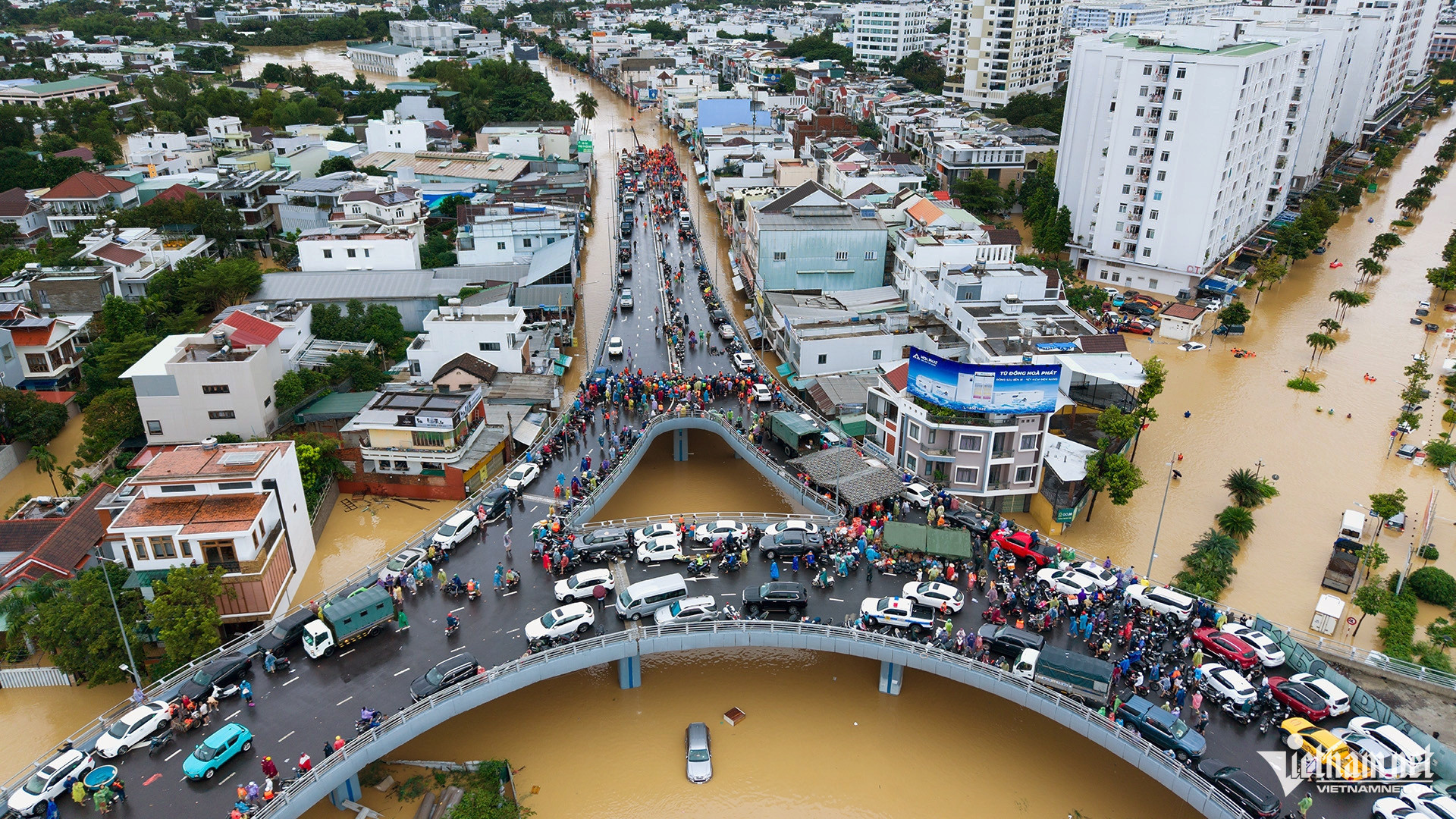 Hàn Quốc, Séc, Mỹ và nhiều nước viện trợ cho Việt Nam khắc phục bão lũ.