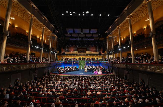 Các chủ nhân giải Nobel dự tiệc ở Stockholm.