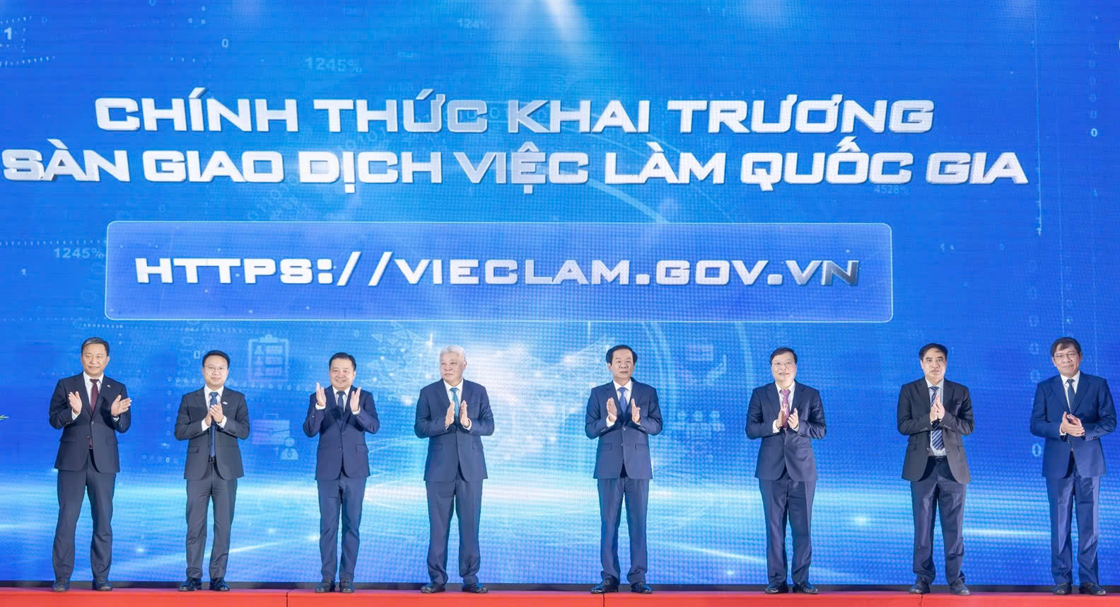 Khai trương Sàn giao dịch việc làm quốc gia.