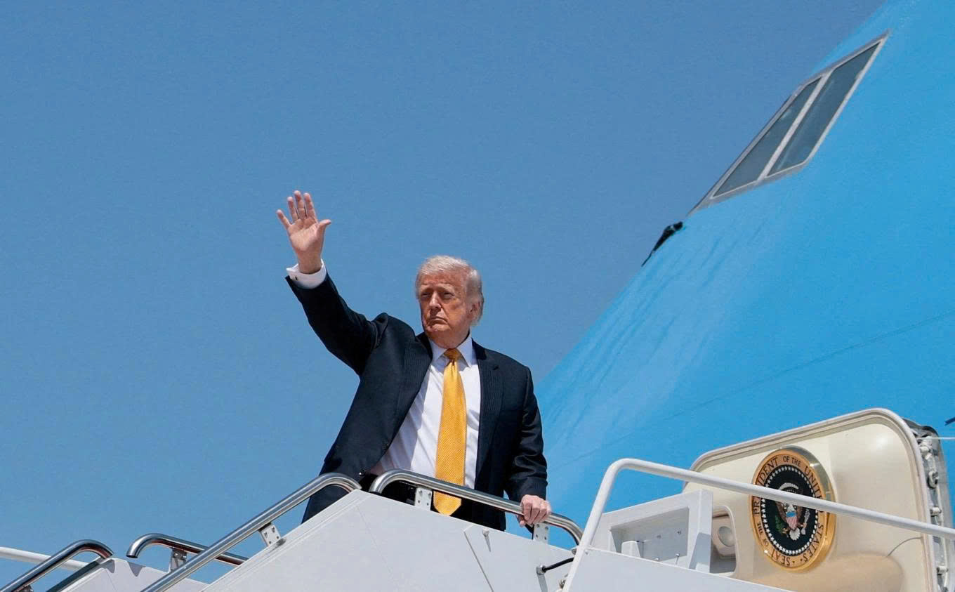 Tổng thống Donald Trump lên đường đi Trung Quốc.