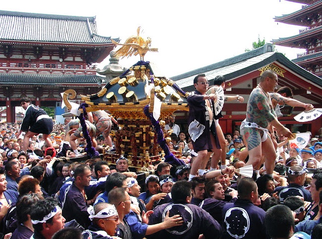 Rước kiệu mikoshi tại Lễ hội Sanja Matsuri ở Asakusa.